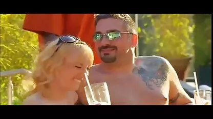 Rapariga bêbada a abrir as pernas à frente pornoamadorxxx de um amigo e a entregar - se a uma vaginal Rapada