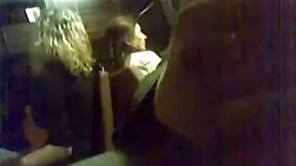 Os homens têm Dupla penetração por videos de sexo amador xxx uma bela russa.