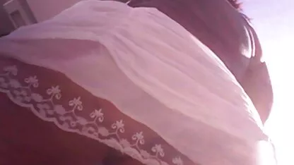 Duas xxxpornoamador prostitutas Ruivas sentadas no sofá a acariciar a vagina.
