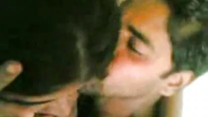 Dois videos xxx caiu na net homens a foder uma rapariga tola, por sua vez, a festa do acampamento bêbado.