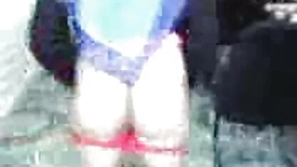 Uma criança que não salta indiscriminadamente sobre uma tia que é obesa com um peito grande xxx video amadores