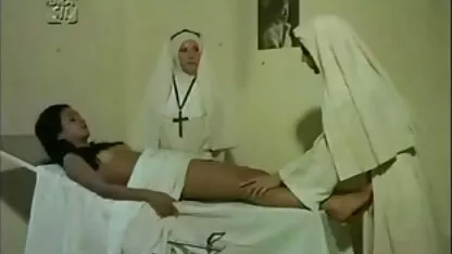 Câmara escondida de uma rapariga nua numa casa de video amadores xxx banho pública.
