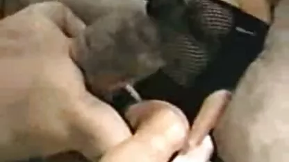 Fecha a loira loura a meter o dedo na rata e a enfiar brinquedos no x vídeo pornô amador cu.