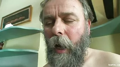 Uma rapariga flexível faz buracos na vagina de um brinquedo sexual amadoras xxx fotos