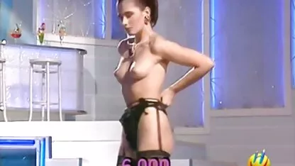 Morena de busty girl com tranças chupando o galo xxxsexoamador na primeira pessoa a doce