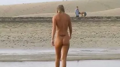 A mãe tem cabelos longos em meias pretas a desfrutar do sexo oral amadoras brasileiras xxx no sofá.
