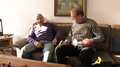 A jovem puta masturba-se na frente da câmara do comboio. videos xxx amadores