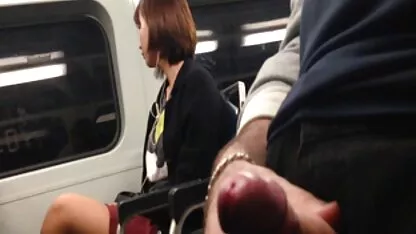 Um xxx videos amadores brasileiros homem transando com uma jovem na floresta e cúmulos em sua boca