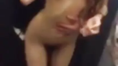 Uma rapariga a armar-se em esperta amadoras xxx videos para o carro partido.