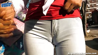 A miúda ruiva assina o contrato e aceita filmes xxx amadores foder o grupo anal.