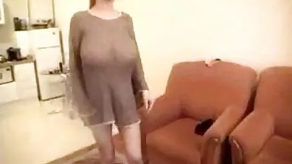 Rapariga lasciva acariciando foto porno caiu na net Seios pequenos e Rata peluda