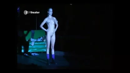Uma criança de saia curta estava gravando erotismo Russo para um amigo na frente da câmera videos xxx caiu na net