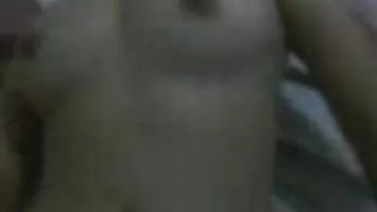 Mãe com um grande peito natural priva o x vídeo pornô amador Filho do incesto.