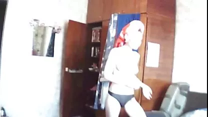 A Milf masturba-se no sofá sem xxxvideospornoamador tirar saltos altos. couro rosa.
