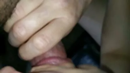 A jovem abriu as pernas à frente de um fotos caseiras xxx negro