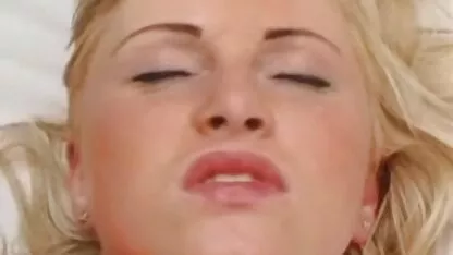 Rapariga Japonesa magra muito feliz com a penetração dos membros no porno amador xxxx rabo