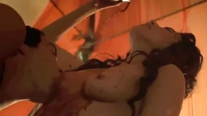 Um polícia que prende uma prostituta numa gay amador xxx biblioteca