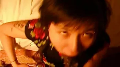 Depois da brandy, pornografia amadora portuguesa uma mulher madura na cozinha fode com dois homens.