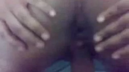 Em frente à câmara, uma jovem morena poses e esplendor nos xxxsexoamador seios.