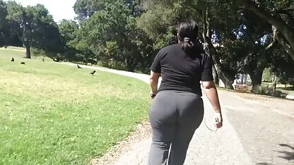 A jovem no corpo das meias está a tentar satisfazer dois homens ao mesmo videos xxx caiu na net tempo.