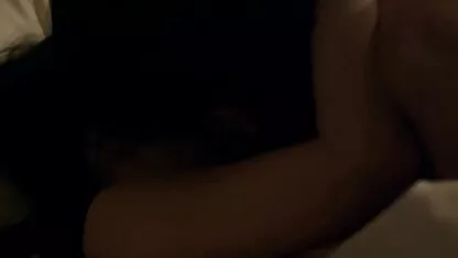 A cabra adorável abre as pernas e põe a porno amador xxxx pila na vagina Rapada.
