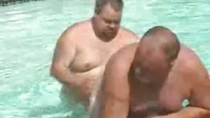 Raparigas depravadas com óculos pegam na pila da boca e fotos pornos coroas polem-na com uma boa