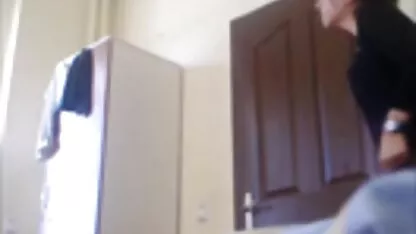 Uma morena com uma bela figura faz video amadores xxx um belo solo