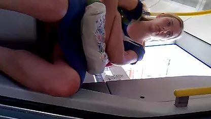 O tipo tenta trazer uma namorada atraente para o orgasmo do x vídeo pornô amador jacto.