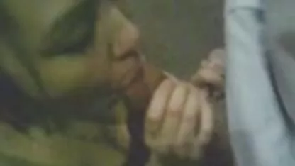 Cuckolds resolver o problema do dinheiro vendendo o sexo com xxxpornoamador sua namorada a um amigo