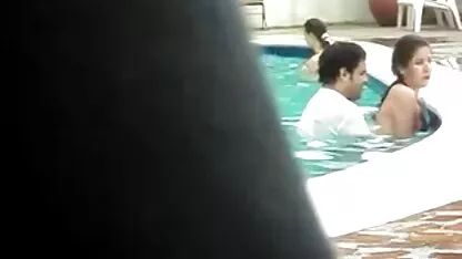 Atrair um jovem num porno amador xxxx pau de chá e atacar um homem na casa de banho