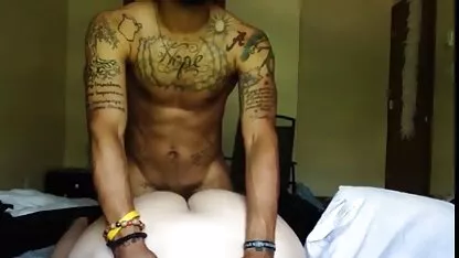 A ginasta porno xx amador estendeu as pernas no sofá a ajudar a Conas na vagina.