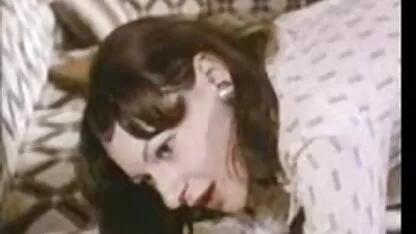 A morena tira seios xxx video amador grandes na cama e brilhou com prazer.