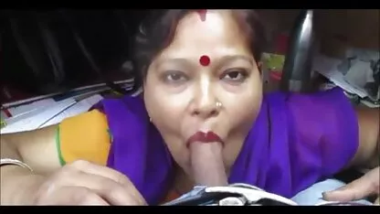 O massagista toca a língua na vagina da cliente e dá-lhe videos xxx amadores Sexo.