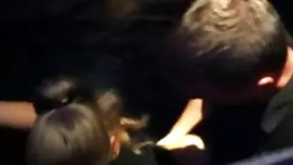 Em cima da mesa da cozinha, uma jovem amadoras xxx videos rapariga apaixonada por sexo com mulheres maduras de calções