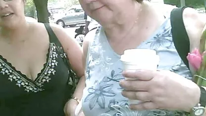 A morena bbw estava deitada na vídeos amadores xxx cama com o homem.