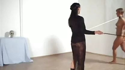 Apanhei vídeos amadores xxx uma jovem na casa de banho e bati numa Pila lésbica.