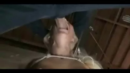 Um tipo e uma rapariga com seios do tamanho do primeiro belo sexo xxx amador na escola na cama