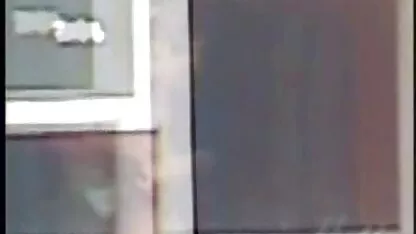 Na pose de um cão, xxx video amadores um homem com uma bela queca com a namorada em frente à Câmara