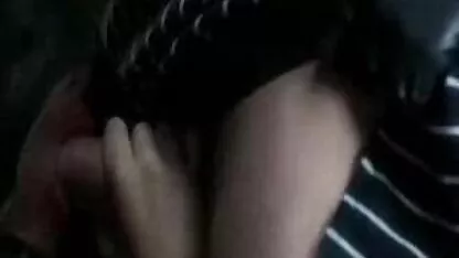 Linda rapariga a posar em fotos pornos coroas frente à câmara enquanto dançava striptease