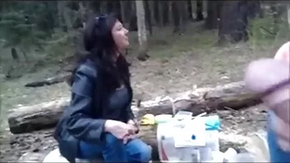 Um tipo de mulher com um rabo invulgarmente grande em áreas pornoamardo públicas