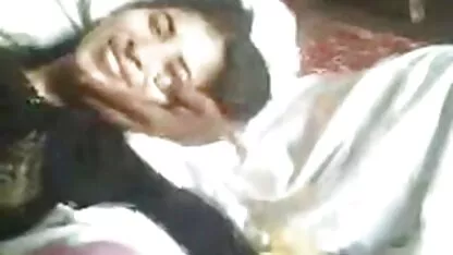 O tipo excitado frita a mãe do seu melhor xxxvideospornoamador em meias de corpo
