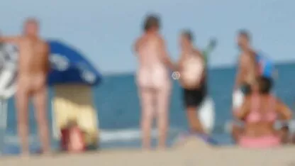 O irmão a comer a irmã na boca durante a filmes amadores xxx sessão fotográfica.