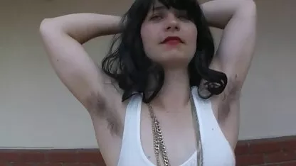 Modelo Slim renderizado para o operador na frente de uma câmera de vídeo flagra xxx incluído