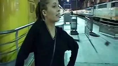 A rapariga masturba-se no xxxvideospornoamador cemitério do velho.