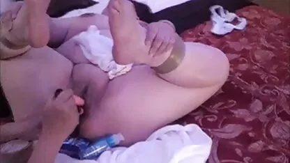 Morena esfregando fotos de mulheres pornos Seios pequenos com óleo e rabo para masturbar anal