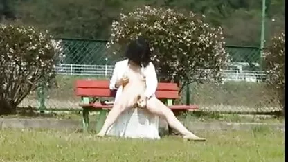 A vizinha MILF veste-se como um homem na casa de banho e obrigou-a a foder. xxx vídeos amadores