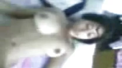A velhota que o excitou satisfaz vídeos amadores xxx um tipo.