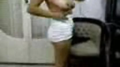 Morena com seios pequenos abre pernas e mostra rata apertada videos amadores xxx