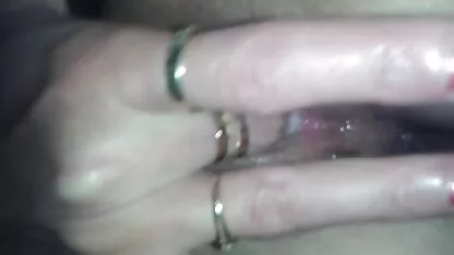 Numa folha nova, uma rapariga de cabelo xxx caseiro amador castanho de meias toca o clítoris.