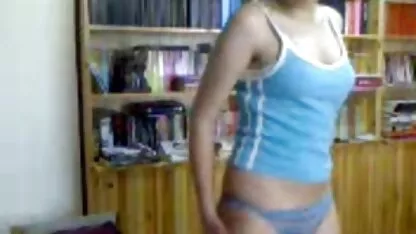 Morena luxuosa a posar em frente à câmara na casa xxx videos de sexo caseiro de banho que chique